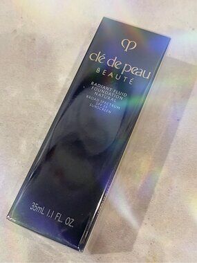 Cle de peau Radiant Fluid Foundation- O90- *BNIB*